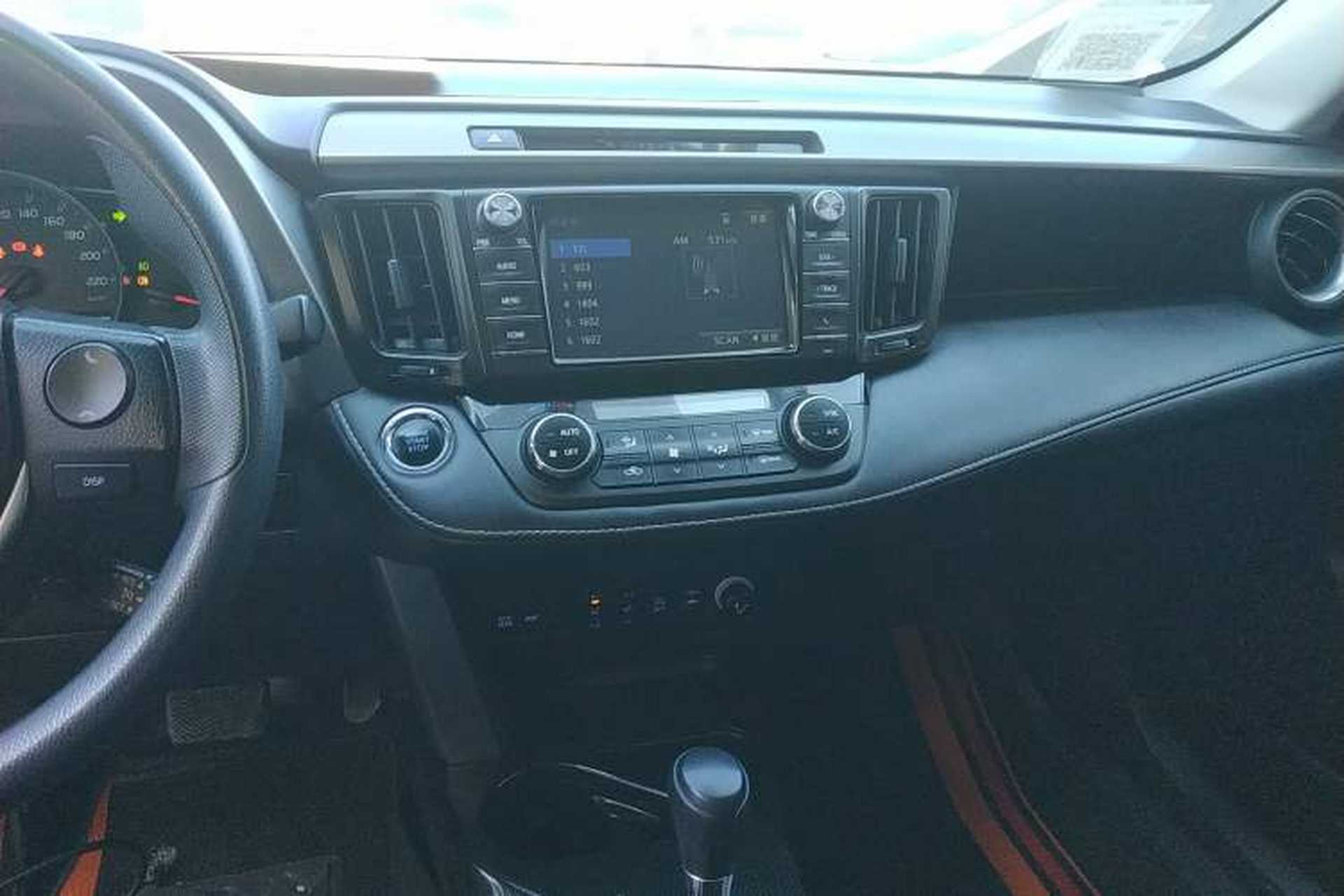 Used Toyota RAV4 2019 2.0L CVT Two-Wheel Drive Comfort Edition China VI Standard Audio And AC Panel