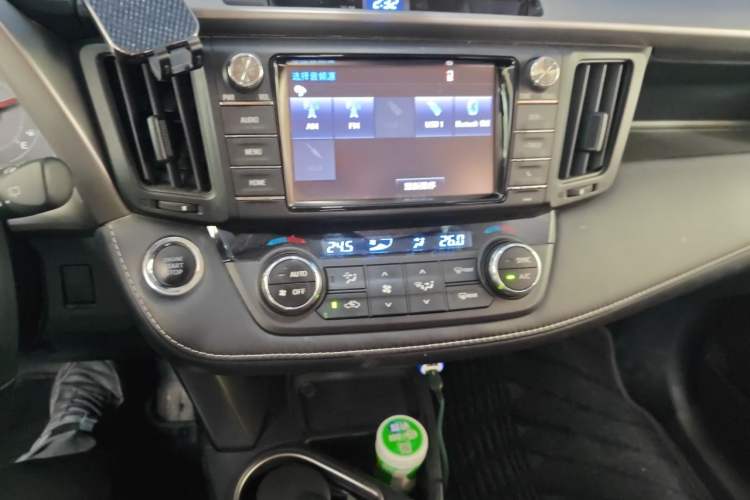 Used Toyota RAV4 2019 2.0L CVT Two-Wheel Drive Luxury Version China VI Standard Audio And AC Panel