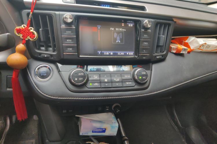 Used Toyota RAV4 2019 2.0L CVT Two-Wheel Drive Luxury Version China VI Standard Audio And AC Panel