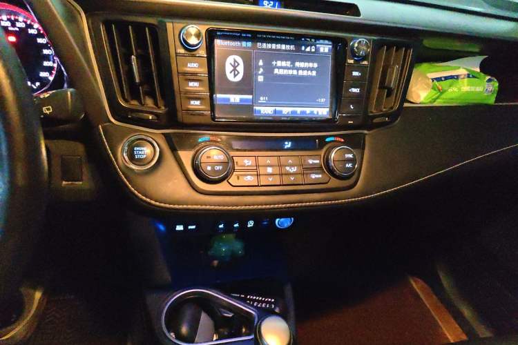 Used Toyota RAV4 2019 2.0L CVT Two-Wheel Drive ZhiShang Version China VI Standard Audio And AC Panel