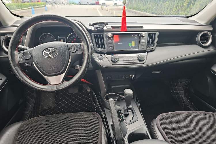 Used Toyota RAV4 2019 2.0L CVT Two-Wheel Drive Fashion X Limited Edition China V Standard Center Console