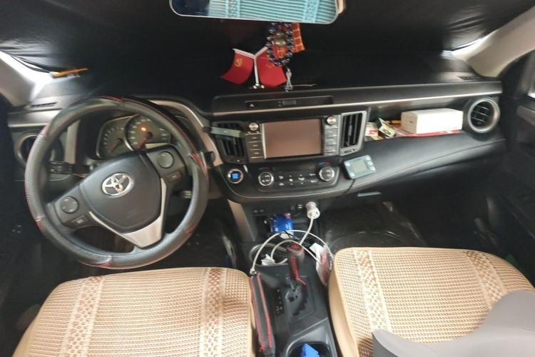 Used Toyota RAV4 2019 2.0L CVT Two-Wheel Drive Luxury Version China VI Standard Center Console
