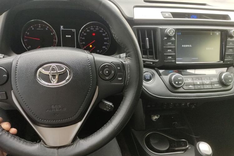Used Toyota RAV4 2019 2.0L CVT Two-Wheel Drive ZhiShang Version China VI Standard Center Console