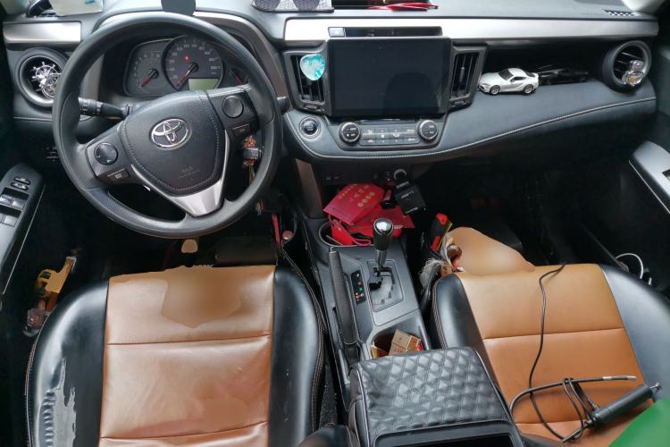 Used Toyota RAV4 2019 2.0L CVT Two-Wheel Drive Luxury Version China VI Standard Center Console