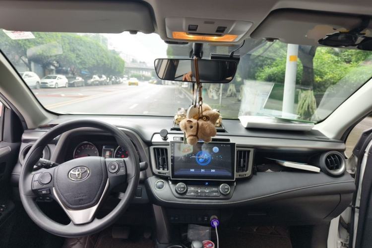 Used Toyota RAV4 2019 2.0L CVT Two-Wheel Drive Fashion X Limited Edition China V Standard Center Console