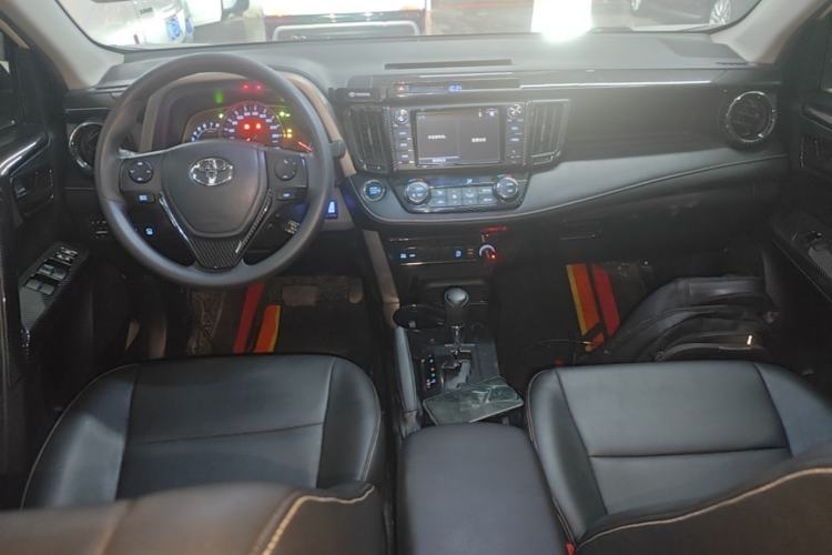 Used Toyota RAV4 2019 2.0L CVT Two-Wheel Drive Luxury Version China VI Standard Center Console