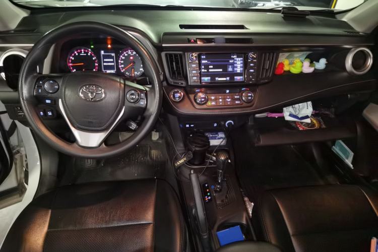 Used Toyota RAV4 2019 2.0L CVT Two-Wheel Drive Fashion X Limited Edition China VI Standard Center Console