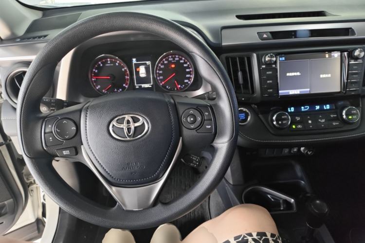 Used Toyota RAV4 2019 2.0L CVT Two-Wheel Drive Fashion X Limited Edition China VI Standard Center Console