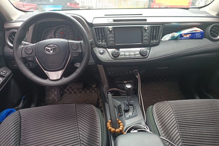 Used Toyota RAV4 2019 2.0L CVT Two-Wheel Drive Luxury Version China VI Standard Center Console