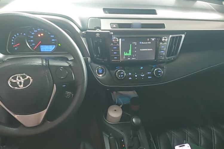 Used Toyota RAV4 2019 2.0L CVT Two-Wheel Drive Luxury Version China VI Standard Center Console