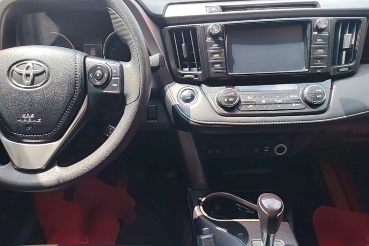 Used Toyota RAV4 2019 2.0L CVT Two-Wheel Drive Fashion X Limited Edition China VI Standard Center Console