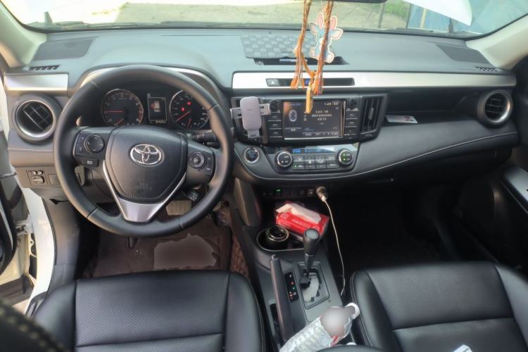 Used Toyota RAV4 2019 2.0L CVT Two-Wheel Drive Fashion X Limited Edition China VI Standard Center Console