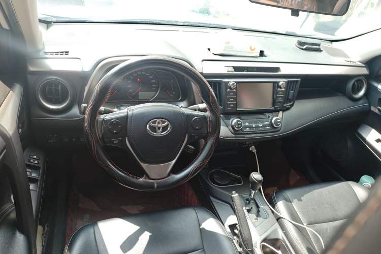 Used Toyota RAV4 2019 2.0L CVT Two-Wheel Drive Luxury Version China VI Standard Center Console