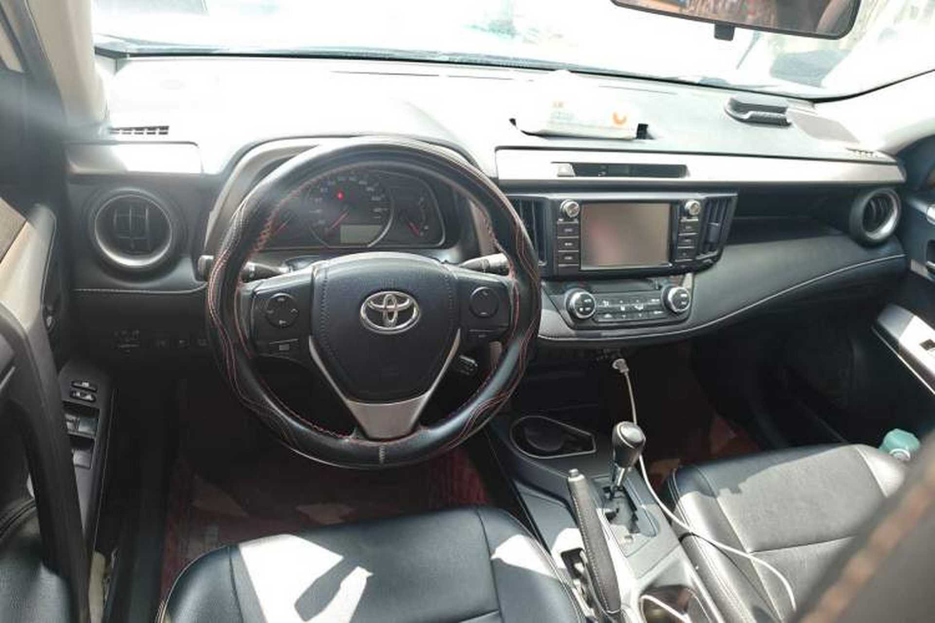 Used Toyota RAV4 2019 2.0L CVT Two-Wheel Drive Luxury Version China VI Standard Center Console