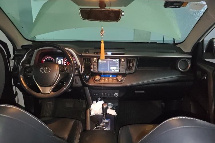 Used Toyota RAV4 2019 2.0L CVT Two-Wheel Drive ZhiShang Version China VI Standard Center Console