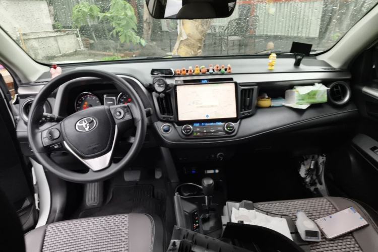 Used Toyota RAV4 2019 2.0L CVT Two-Wheel Drive Fashion X Limited Edition China V Standard Center Console