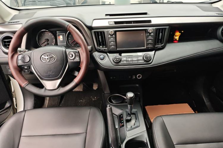 Used Toyota RAV4 2019 2.0L CVT Two-Wheel Drive Fashion X Limited Edition China VI Standard Center Console