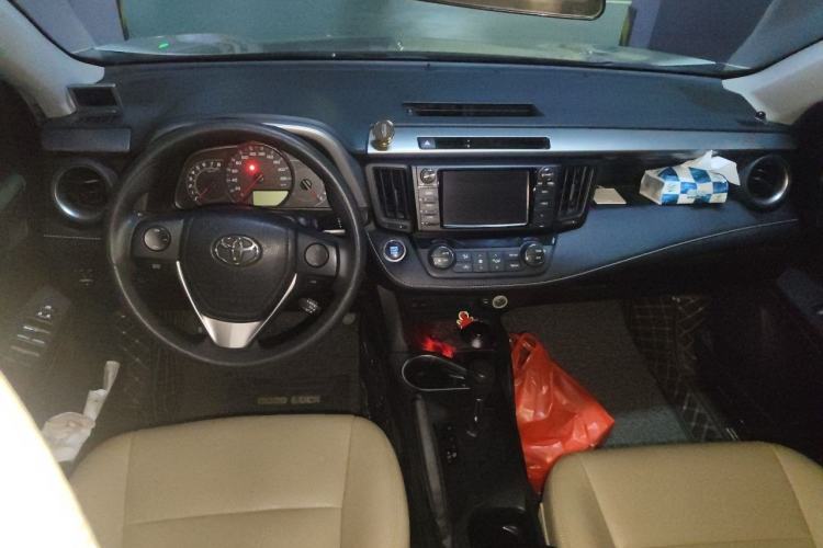 Used Toyota RAV4 2019 2.0L CVT Two-Wheel Drive Luxury Version China VI Standard Center Console