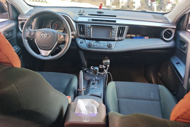 Used Toyota RAV4 2019 2.0L CVT Two-Wheel Drive Luxury Version China VI Standard Center Console