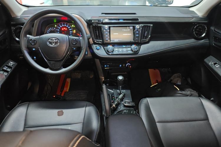 Used Toyota RAV4 2019 2.0L CVT Two-Wheel Drive Luxury Version China VI Standard Center Console