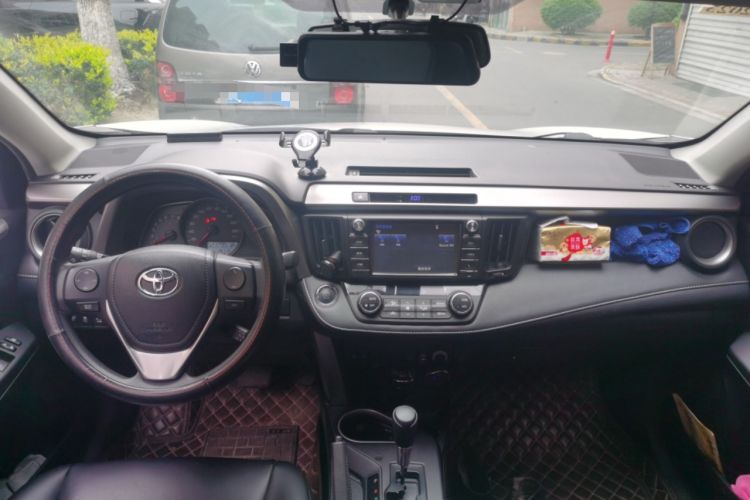 Used Toyota RAV4 2019 2.0L CVT Two-Wheel Drive Luxury Version China VI Standard Center Console