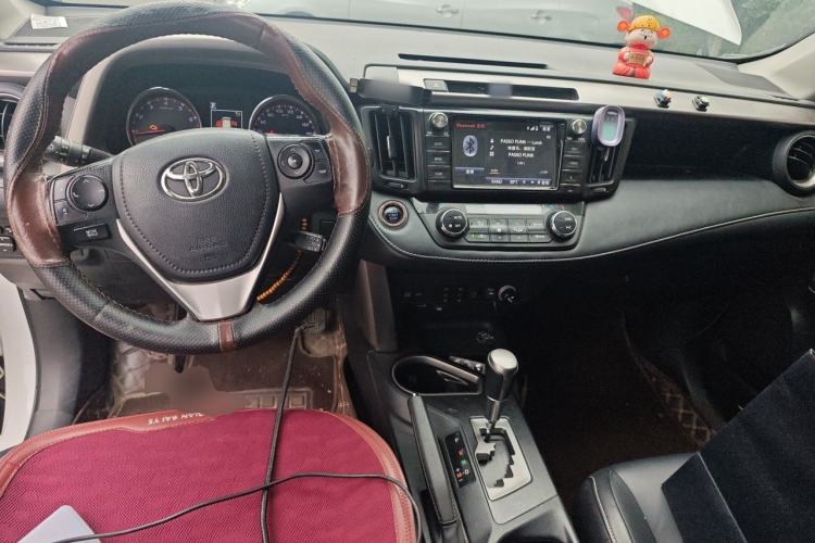 Used Toyota RAV4 2019 2.0L CVT Two-Wheel Drive ZhiShang Version China VI Standard Center Console