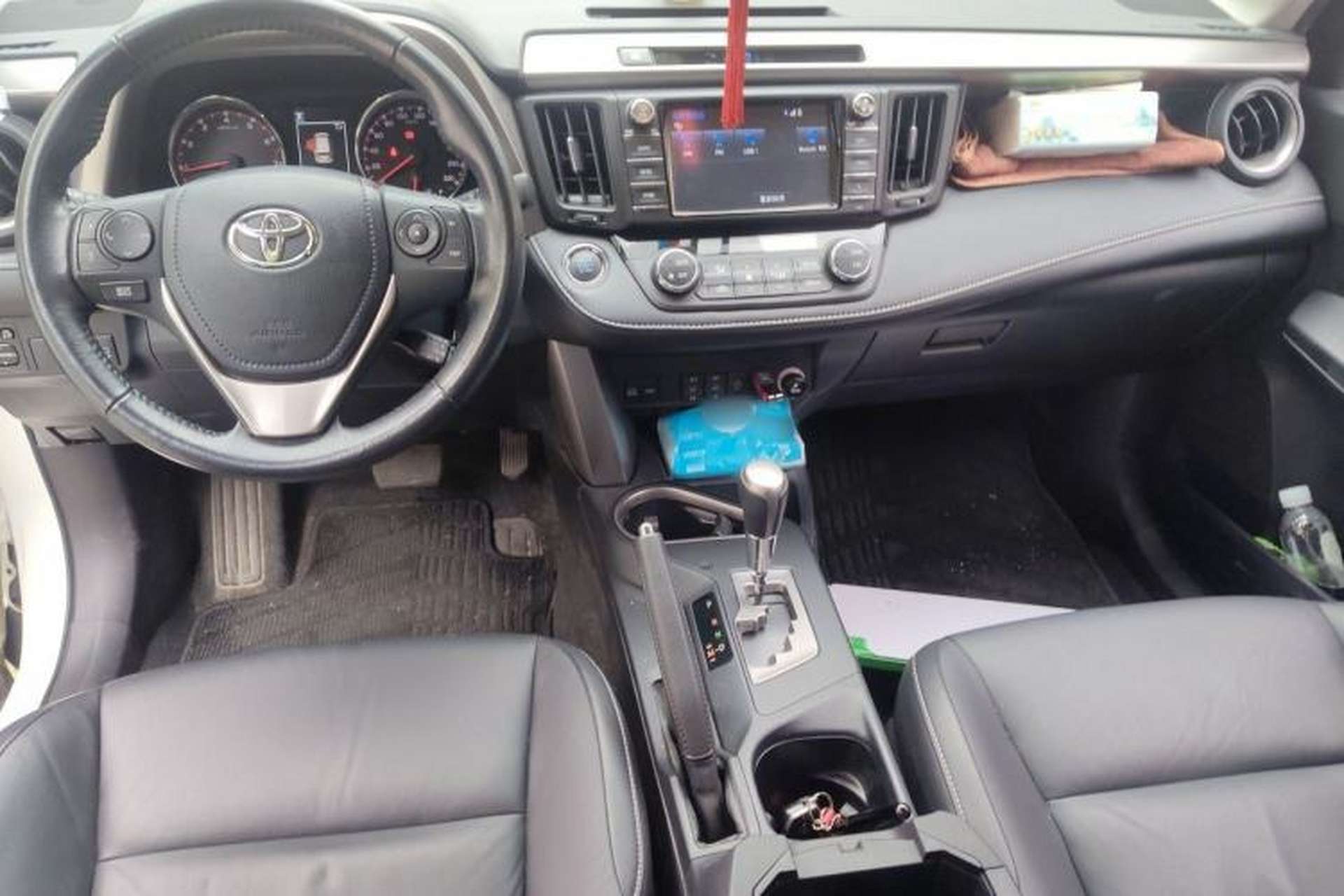Used Toyota RAV4 2019 2.0L CVT Two-Wheel Drive ZhiShang Version China VI Standard Center Console