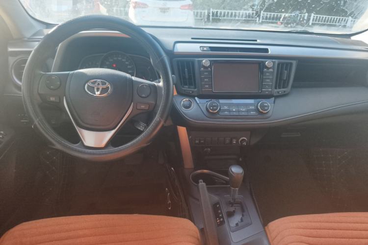 Used Toyota RAV4 2019 2.0L CVT Two-Wheel Drive Luxury Version China VI Standard Center Console