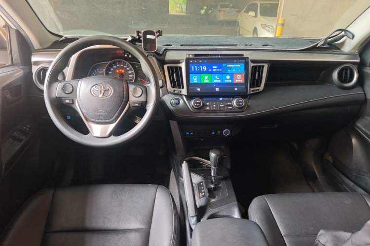 Used Toyota RAV4 2019 2.0L CVT Two-Wheel Drive Luxury Version China VI Standard Center Console
