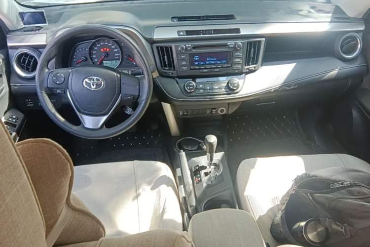 Used Toyota RAV4 2019 2.0L CVT Two-Wheel Drive Pioneer Edition China VI Standard Center Console