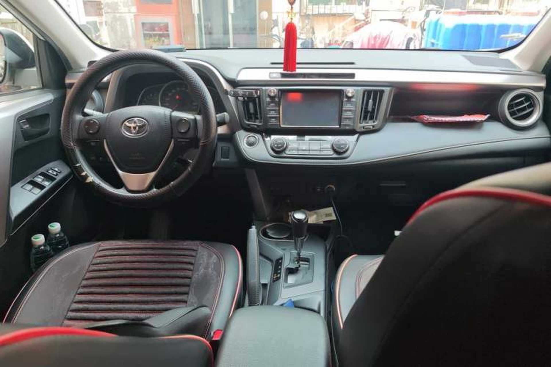 Used Toyota RAV4 2019 2.0L CVT Two-Wheel Drive Luxury Version China VI Standard Center Console