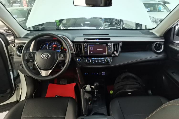 Used Toyota RAV4 2019 2.0L CVT Two-Wheel Drive Luxury Version China VI Standard Center Console