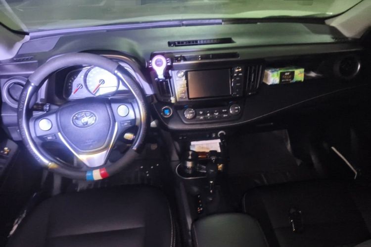 Used Toyota RAV4 2019 2.0L CVT Two-Wheel Drive Luxury Version China VI Standard Center Console