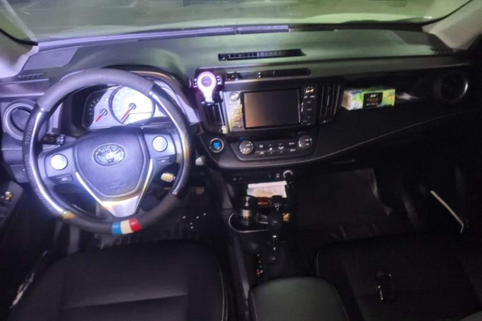 Used Toyota RAV4 2019 2.0L CVT Two-Wheel Drive Luxury Version China VI Standard Center Console