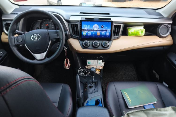 Used Toyota RAV4 2019 2.0L CVT Two-Wheel Drive Urban Edition China VI Standard Center Console