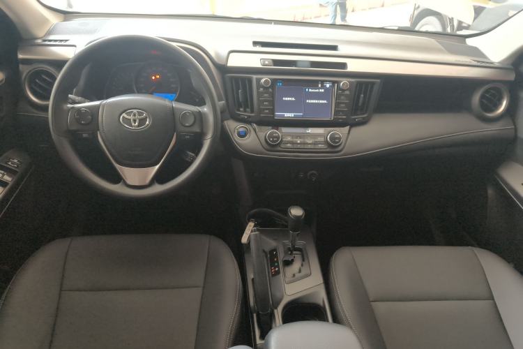 Used Toyota RAV4 2019 2.0L CVT Two-Wheel Drive Luxury Version China VI Standard Center Console