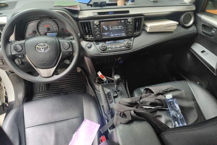 Used Toyota RAV4 2019 2.0L CVT Two-Wheel Drive Comfort Edition China VI Standard Center Console