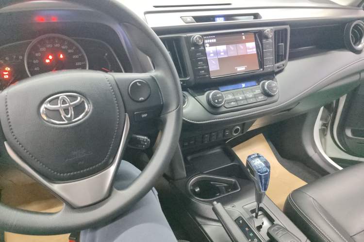 Used Toyota RAV4 2019 2.0L CVT Two-Wheel Drive Comfort Edition China VI Standard Center Console
