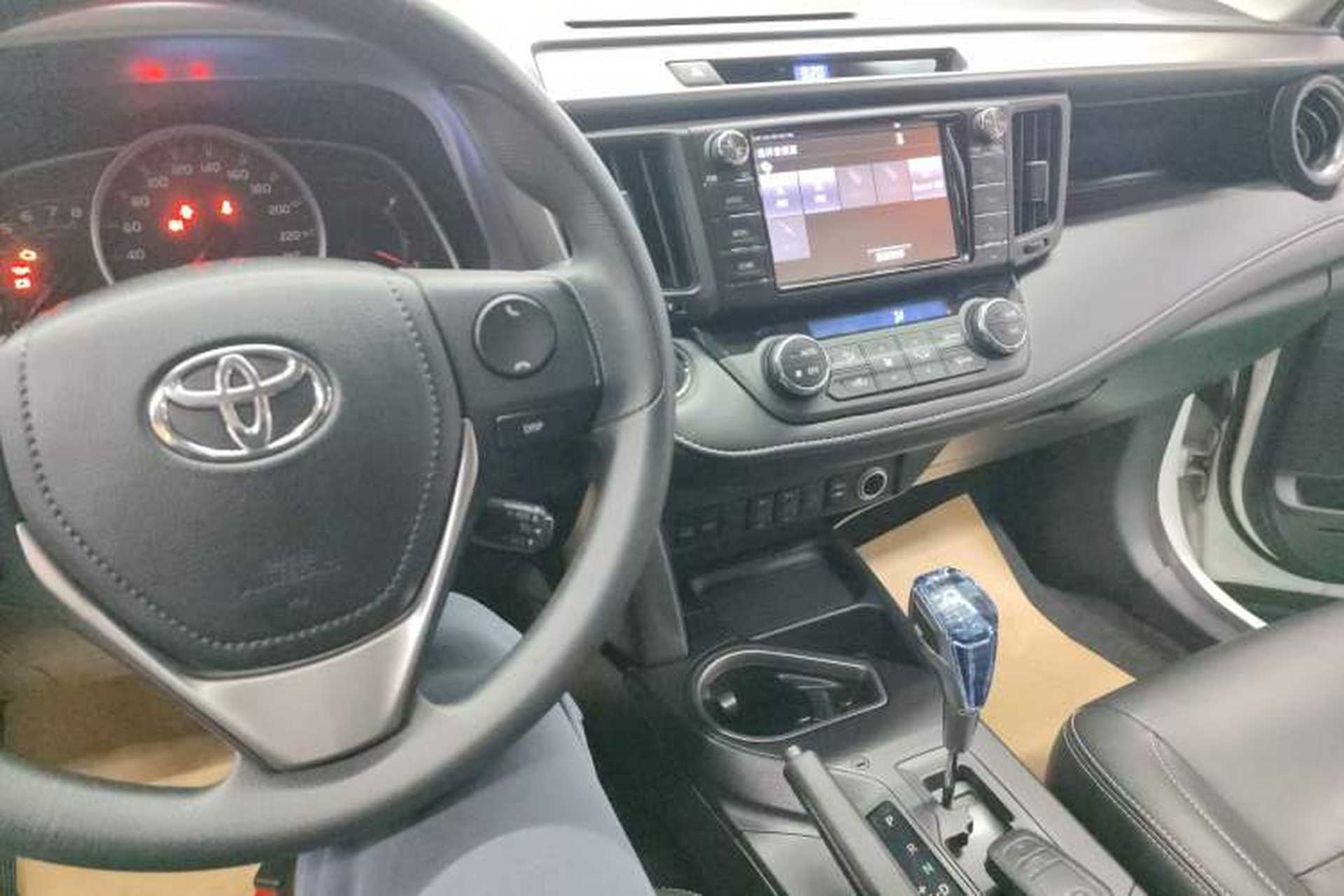 Used Toyota RAV4 2019 2.0L CVT Two-Wheel Drive Comfort Edition China VI Standard Center Console