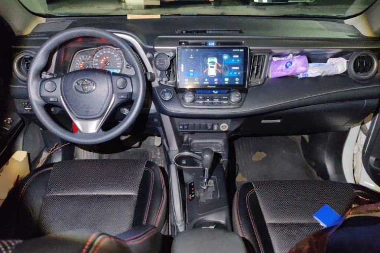 Used Toyota RAV4 2019 2.0L CVT Two-Wheel Drive Luxury Version China VI Standard Center Console