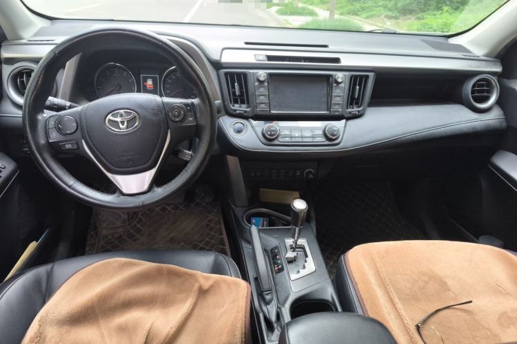 Used Toyota RAV4 2019 2.0L CVT Two-Wheel Drive Comfort Edition China VI Standard Center Console