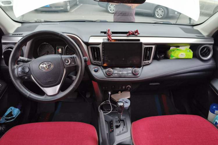 Used Toyota RAV4 2019 2.0L CVT Two-Wheel Drive Fashion X Limited Edition China VI Standard Center Console