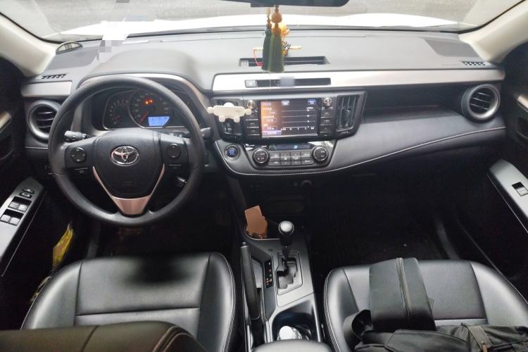 Used Toyota RAV4 2019 2.0L CVT Two-Wheel Drive Luxury Version China VI Standard Center Console