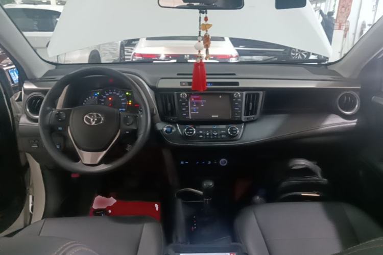 Used Toyota RAV4 2019 2.0L CVT Two-Wheel Drive Luxury Version China VI Standard Center Console