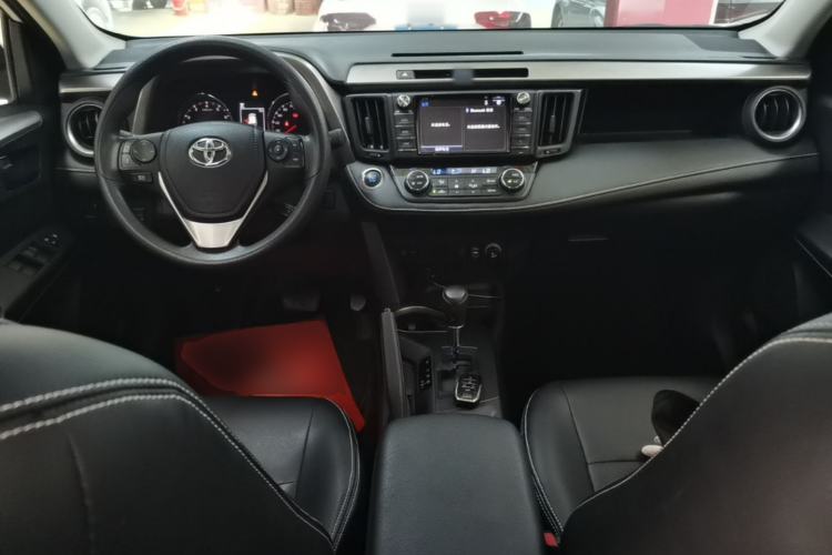 Used Toyota RAV4 2019 2.0L CVT Two-Wheel Drive Fashion X Limited Edition China VI Standard Center Console