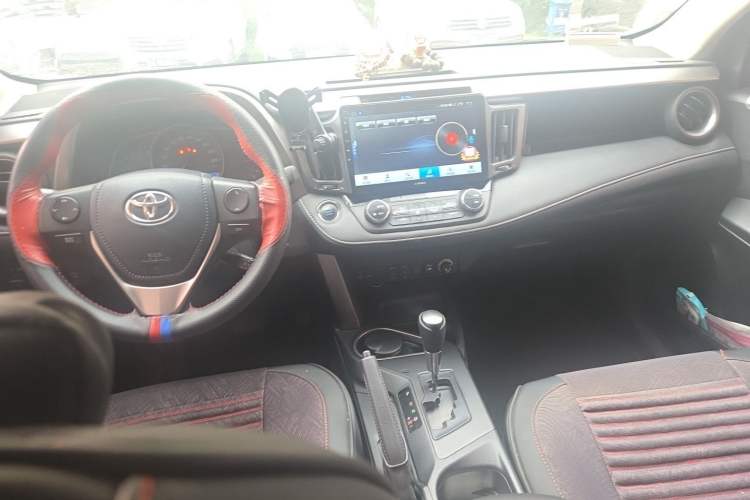 Used Toyota RAV4 2019 2.0L CVT Two-Wheel Drive Comfort Edition China VI Standard Center Console