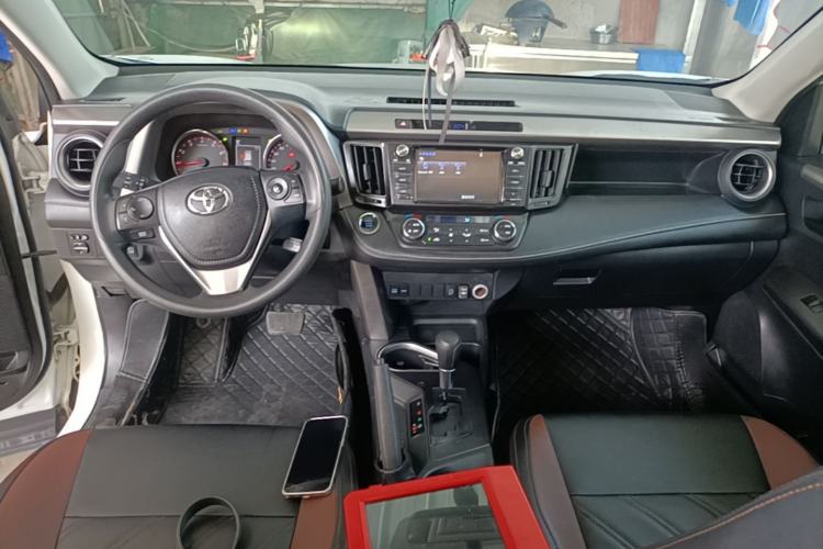 Used Toyota RAV4 2019 2.0L CVT Two-Wheel Drive Fashion X Limited Edition China VI Standard Center Console