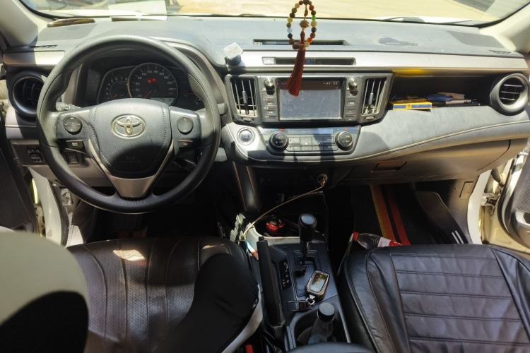 Used Toyota RAV4 2019 2.0L CVT Two-Wheel Drive Luxury Version China VI Standard Center Console