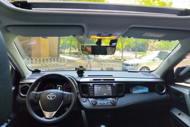 Used Toyota RAV4 2019 2.0L CVT Two-Wheel Drive Fashion X Limited Edition China V Standard Center Console