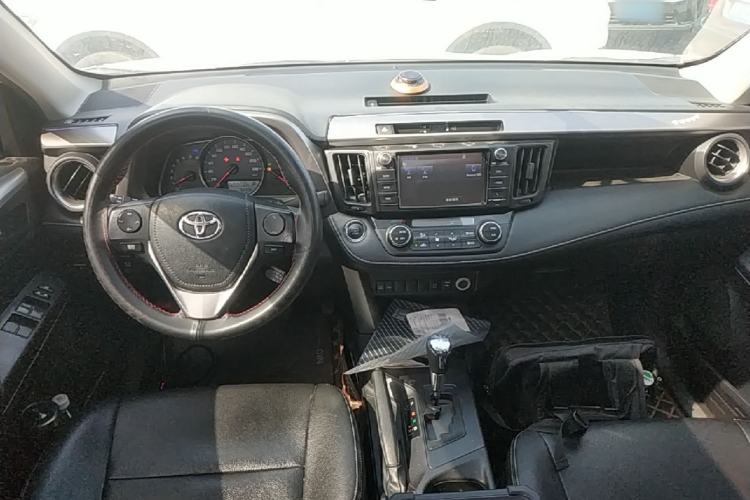 Used Toyota RAV4 2019 2.0L CVT Two-Wheel Drive Luxury Version China VI Standard Center Console